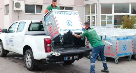 Konak’ta 200 yeni çöp konteyneri daha sahaya indirildi