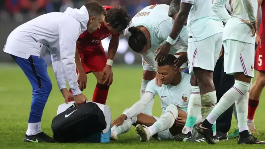 Türkiye maçında sakatlanmıştı: Mbappe 3 hafta sahalardan uzak kalacak! Barcelona maçında oynama ihtimali tehlikede haberinin görseli