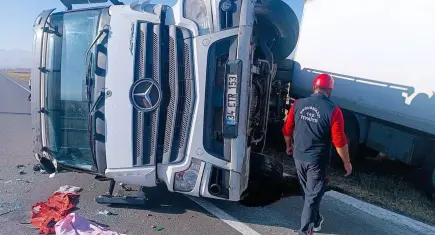 Yola çıkan eşeğe çarpmamak için manevra yapan kamyon devrildi, 2 yaralı