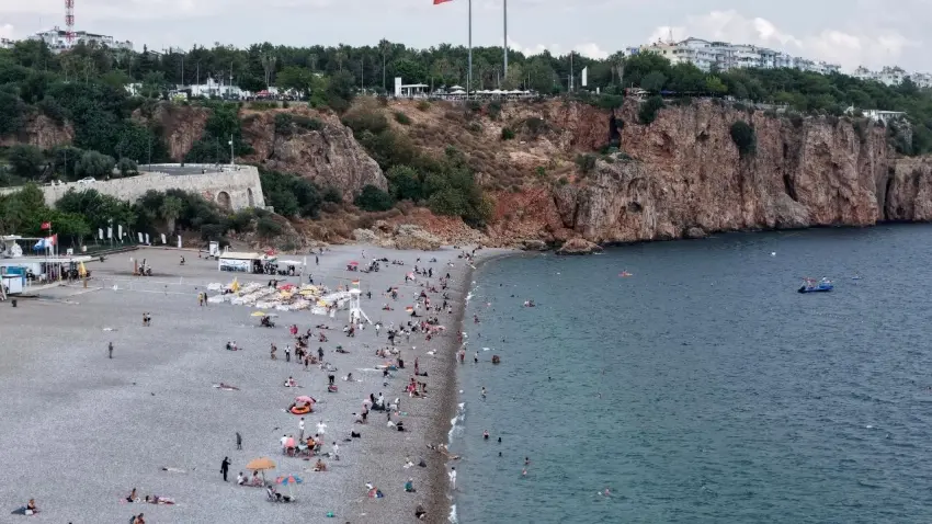 Antalya’da deniz suyu sıcaklığı hava sıcaklığını geride bıraktı haberinin görseli