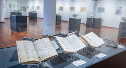Dünyada yalnızca iki nüshası var: 15. yüzyıl eseri Düstûrnâme-i Enverî İzmir’de sergileniyor!