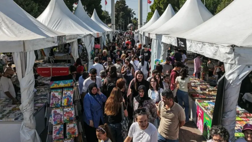 İZKİTAP’ta son gün: Binlerce kitapsever yazarlarla buluştu haberinin görseli