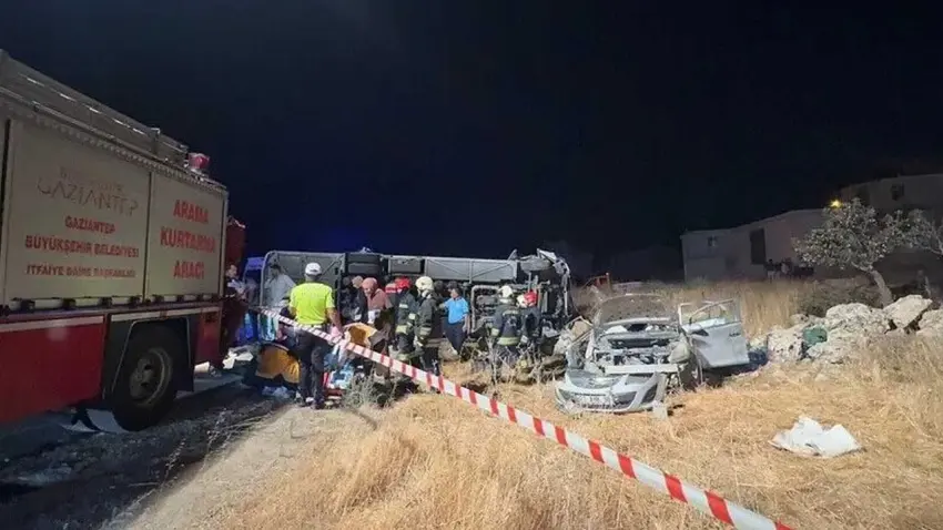Yolcu midibüsü ile otomobil çarpıştı: 3 ölü, 17 yaralı haberinin görseli