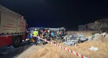 Yolcu midibüsü ile otomobil çarpıştı: 3 ölü, 17 yaralı