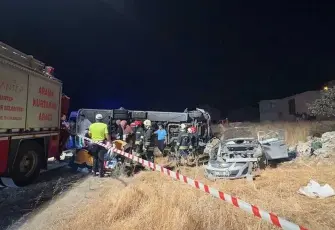 Yolcu midibüsü ile otomobil çarpıştı: 3 ölü, 17 yaralı