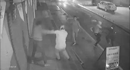 Bayrampaşa'da alacak kavgası: Abisiyle tartıştı, yeğenleri tarafından çekiçli sopalı saldırıya uğradı