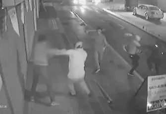 Bayrampaşa'da alacak kavgası: Abisiyle tartıştı, yeğenleri tarafından çekiçli sopalı saldırıya uğradı