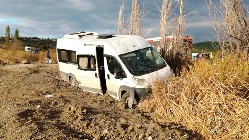 İşçi servis minibüsü şarampole yuvarlandı:13 yaralı haberinin görseli