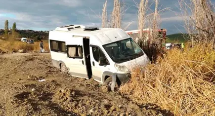 İşçi servis minibüsü şarampole yuvarlandı:13 yaralı
