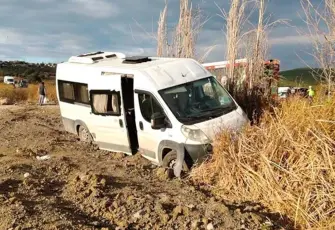 İşçi servis minibüsü şarampole yuvarlandı:13 yaralı