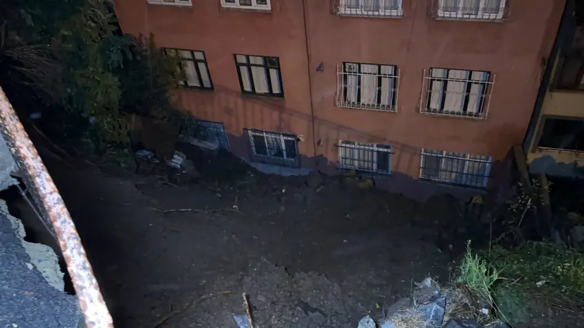 İstanbul’da sağanak sonrası toprak kayması meydana geldi: 25 kişi tahliye edildi haberinin görseli