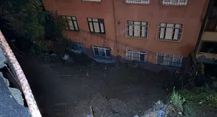 İstanbul’da sağanak sonrası toprak kayması meydana geldi: 25 kişi tahliye edildi