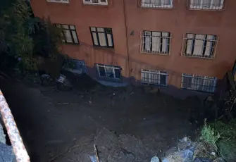 İstanbul’da sağanak sonrası toprak kayması meydana geldi: 25 kişi tahliye edildi