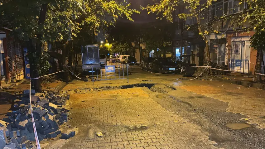 İstanbul’da sağanak sonrası yollar çöktü: Alt geçidi su bastı haberinin görseli