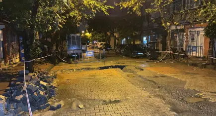 İstanbul’da sağanak sonrası yollar çöktü: Alt geçidi su bastı