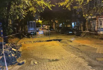 İstanbul’da sağanak sonrası yollar çöktü: Alt geçidi su bastı