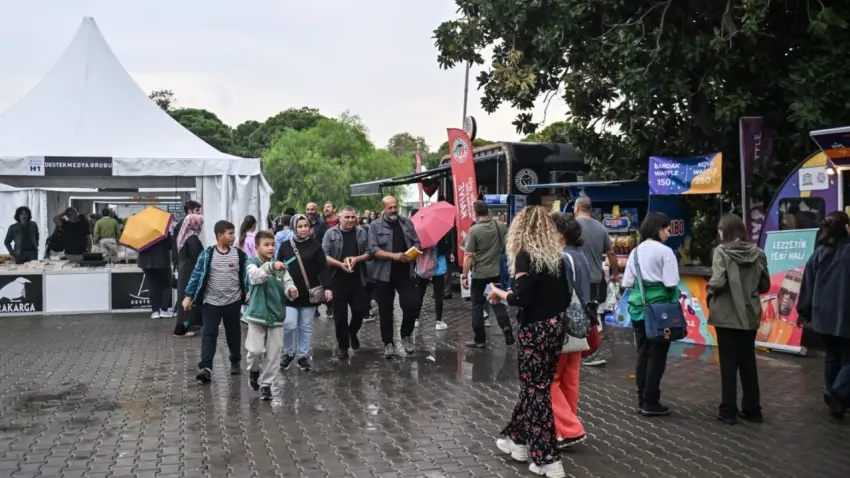 İZKİTAP - 8. İzmir Kitap Fuarı yağmura rağmen rekor katılımla sona erdi haberinin görseli