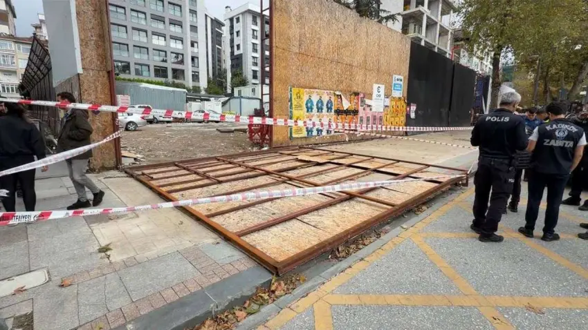 Kadıköy’de inşaat kaplaması kaldırımda yürüyen iki kadının üzerine devrildi haberinin görseli