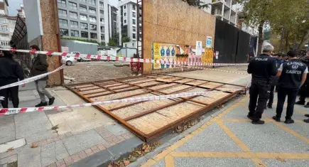 Kadıköy’de inşaat kaplaması kaldırımda yürüyen iki kadının üzerine devrildi