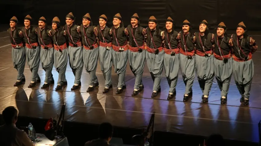 Karşıyaka Belediyesi halk dansları kurslarına yoğun ilgi haberinin görseli