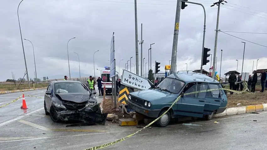 Kütahya'da can pazarı: Kavşakta otomobiller çarpıştı, 2 kişi hayatını kaybetti haberinin görseli