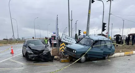 Kütahya'da can pazarı: Kavşakta otomobiller çarpıştı, 2 kişi hayatını kaybetti