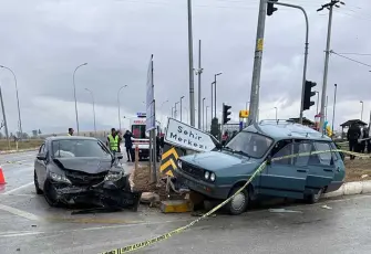 Kütahya'da can pazarı: Kavşakta otomobiller çarpıştı, 2 kişi hayatını kaybetti