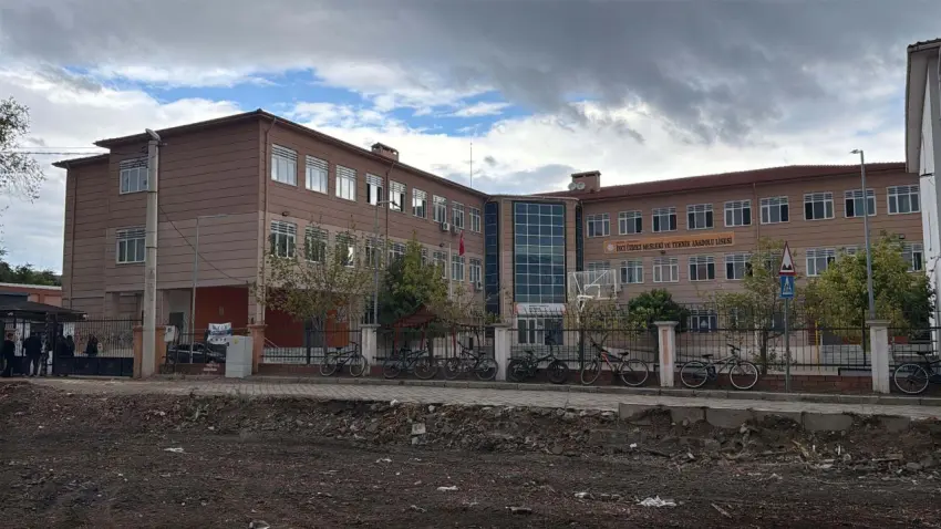 Manisa’da 11 öğrencinin yaralandığı saldırının ardından okulda dersbaşı yapıldı haberinin görseli