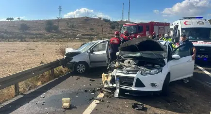 Ödemiş'te iki otomobil çarpıştı: 6 kişi yaralandı
