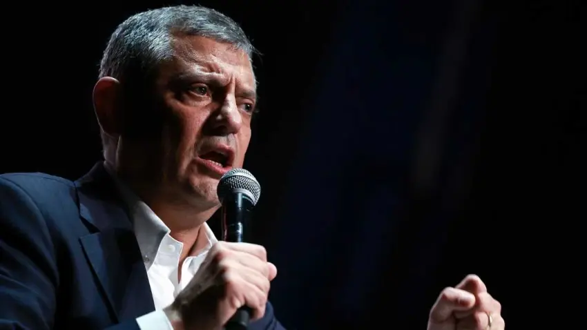 Özgür Özel fon kriz masasını topluyor haberinin görseli