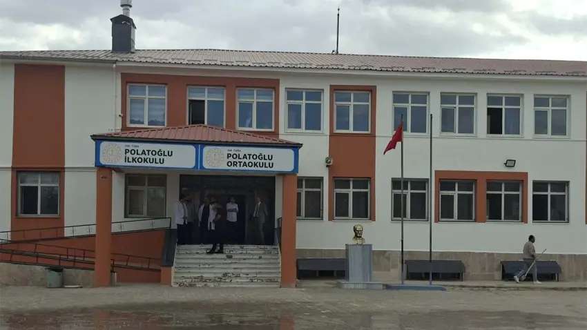 Van'da okulda silah paniği: Okula pompalı tüfekle gelen öğrenciye öğretmen ve veliler müdahale etti haberinin görseli