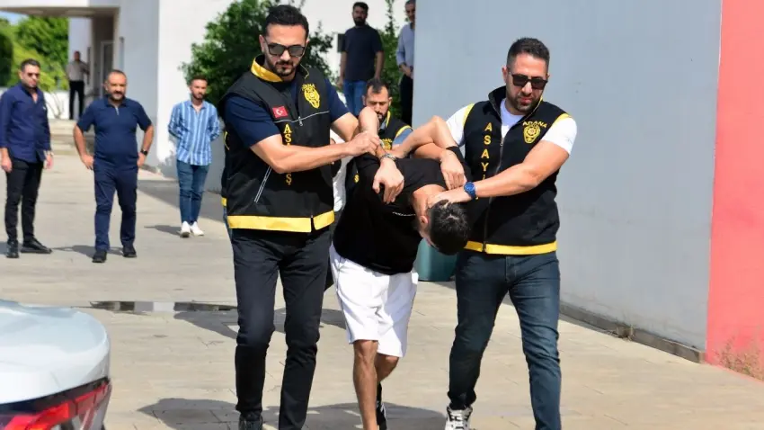 Adana'da polise karşı dehşet anları: Pimini çektiği el bombasıyla direnen şüpheli tutuklandı! haberinin görseli