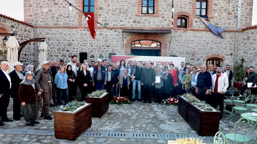 Bergama’da hak sahiplerine tapuları teslim edildi haberinin görseli