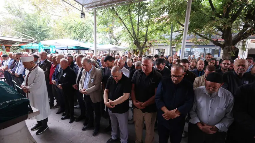 Gazeteci Ahmet Çipli, Urla’da toprağa verildi haberinin görseli