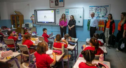 Güzelbahçe’de 1100 öğrenciye kırtasiye desteği