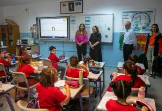 Güzelbahçe’de 1100 öğrenciye kırtasiye desteği