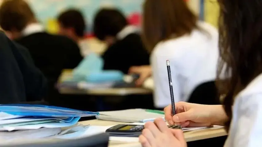 İzmir’de eğitim süresi geriledi: Kadınlar erkeklerin önünde haberinin görseli