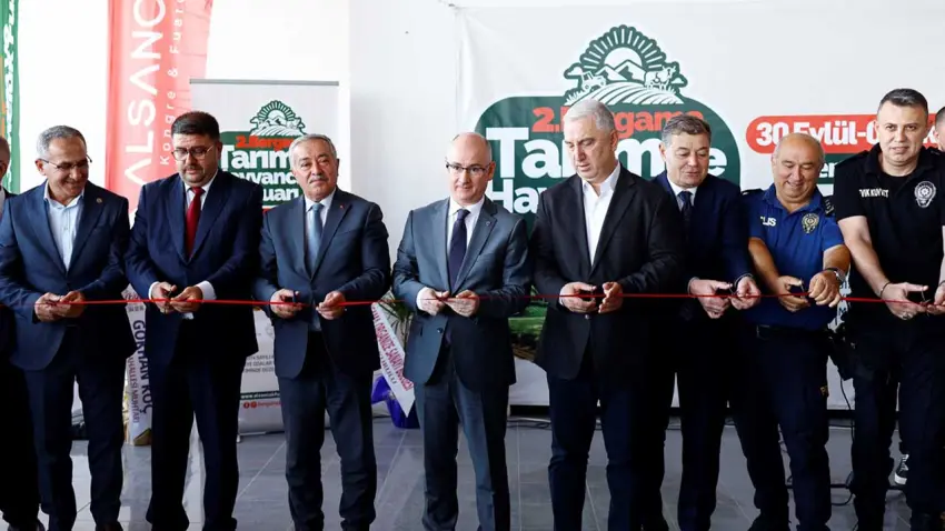 Bergama Tarım ve Hayvancılık Fuarı kapılarını açtı: Modern teknolojiler üreticiyle buluştu haberinin görseli