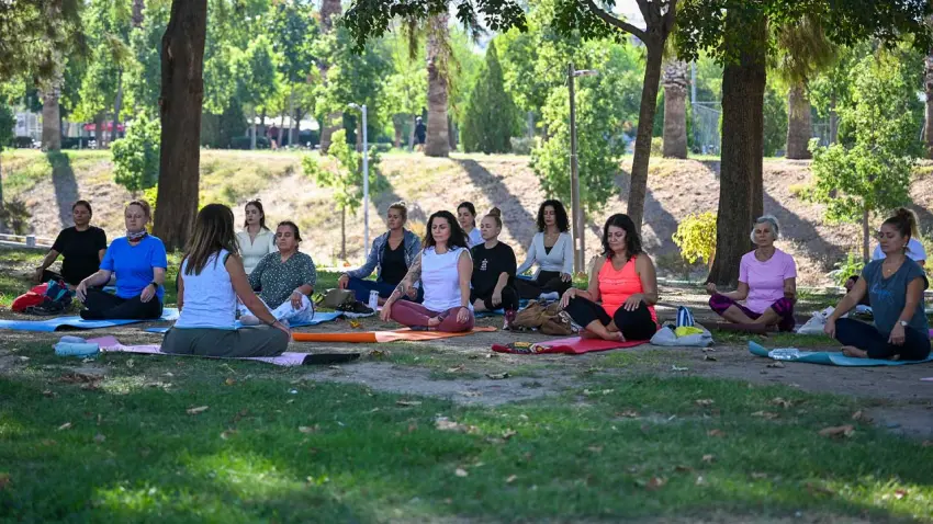 Bornova’da kadınlar yoga etkinliğinde buluştu haberinin görseli