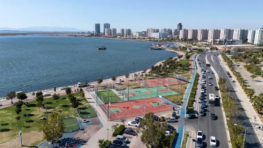 Bostanlı’da iki yeni padel kortunda çalışmalar tamamlanıyor haberinin görseli