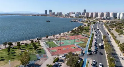 Bostanlı’da iki yeni padel kortunda çalışmalar tamamlanıyor