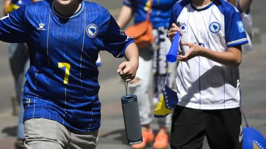Srebrenitsa'daki okulda skandal iddia: Bosna Hersek Milli Takım forması giyen öğrencilere yaptırım tehdidi! haberinin görseli