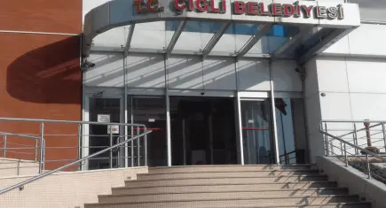 YENİ Parti’den Çiğli Belediyesi önünde Yıldız protestosu