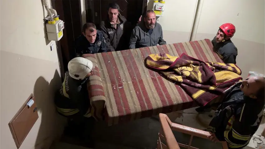Erzurum’da aranan şüpheli çatıya çıktı: İtfaiye çekyatla önlem aldı haberinin görseli