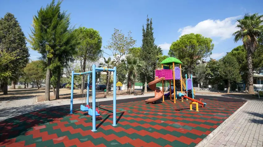 Gaziemir parklarında yenileme mesaisi haberinin görseli
