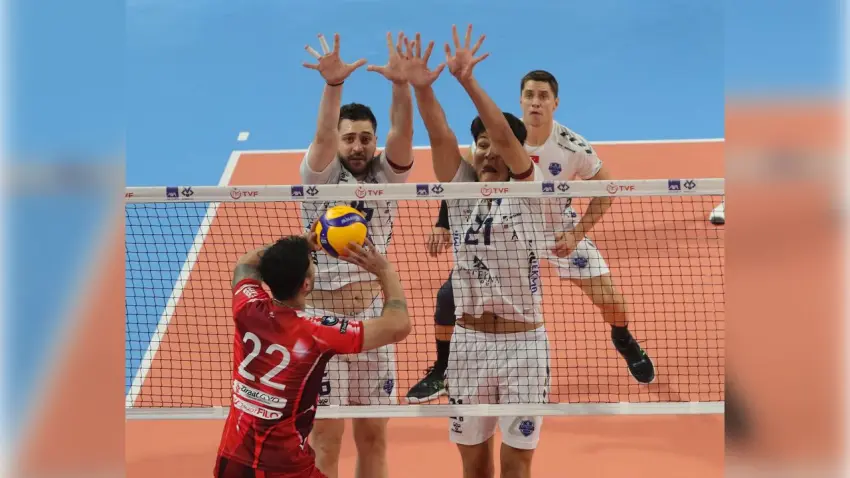 İzmir’deki voleybol turnuvasında kupa Ziraat Bankkart’ın haberinin görseli