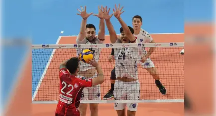 İzmir’deki voleybol turnuvasında kupa Ziraat Bankkart’ın