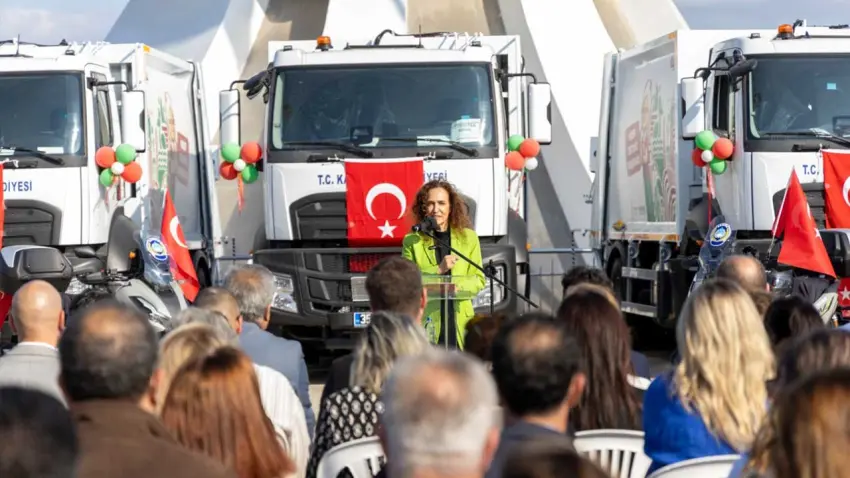 Karşıyaka Belediyesi araç filosunu 17 yeni çöp kamyonuyla güçlendirdi haberinin görseli
