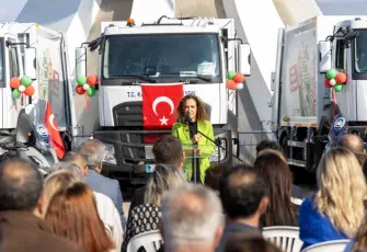 Karşıyaka Belediyesi araç filosunu 17 yeni çöp kamyonuyla güçlendirdi