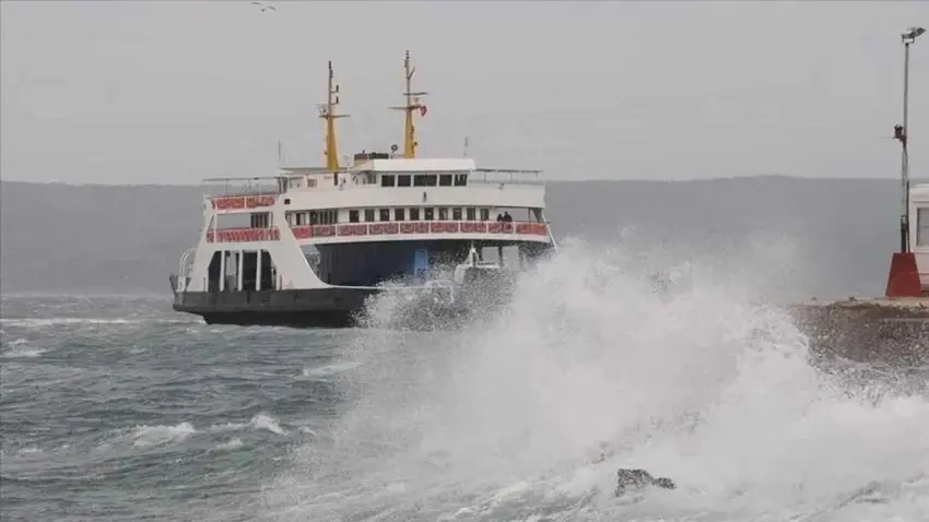 Kuzey Ege fırtınaya teslim oldu:Feribot seferleri iptal oldu haberinin görseli